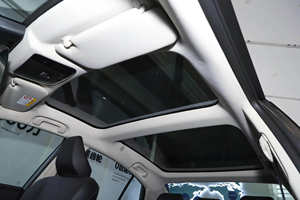 Sedán Usado 2025, Gasolina, Automático, Volante a la Izquierda, Estado Impecable, Asientos de Cuero, Neumáticos R18, Color Oscuro, Manual, para Importación - Product Image 3