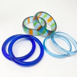 Brazaletes de moda de resina personalizables, nuevos accesorios de diseño con logotipo y tamaño personalizados - Product Image 1