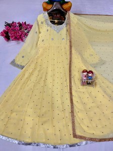 Robe de soirée en faux georgette avec broderie de sequins et de zari, dentelle fantaisie sur la bordure, avec dupatta brodé de fils et de zari - Product Image 4