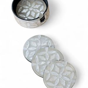 Sous-verre en nacre naturelle de style bohème d'origine vietnamienne pour servir les boissons et décorer la table de la maison - Product Image 1
