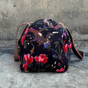Sac de sport de luxe Midnight Floral Bird |   Coton matelassé artisanal fait main |   Plage écologique durable de grande capacité - Product Image 3
