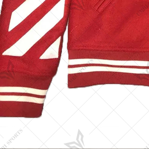 Chaqueta universitaria de lana roja para hombre con mangas a rayas blancas Chaqueta de bombardero universitaria de estilo Letterman con parche de chenilla y dobladillo acanalado - Product Image 2