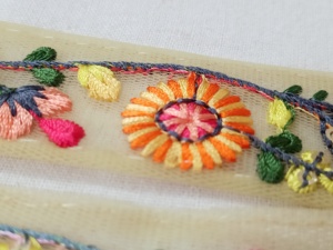 Lacets de travail brodés sur mesure avec options multicolores en broderie de paillettes en largeur de 1.5 pouces - Product Image 5