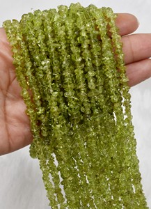 Peridoto de forma irregular natural, color verde, cuentas sin cortar, venta al por mayor a granel para la fabricación de joyas - Product Image 2