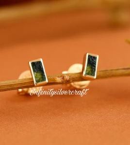 Boucles d'oreilles clous en argent sterling plaqué or avec Moldavite brute taille coussin et sertissage clos |   Bijoux élégants pour femmes Anniversaire Anniversaire de mariage - Product Image 2