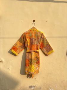 Abrigo de mujer Vintage hecho a mano elegante tejido de punto largo algodón transpirable Sari Kantha bordado Patchwork doble botonadura - Product Image 5