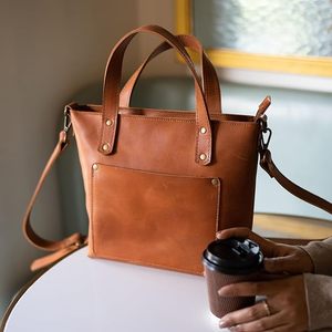 Mini sac fourre-tout compagnon de voyage de qualité supérieure fabriqué à la main avec sangle amovible en cuir pleine fleur Design et logo personnalisés - Product Image 6
