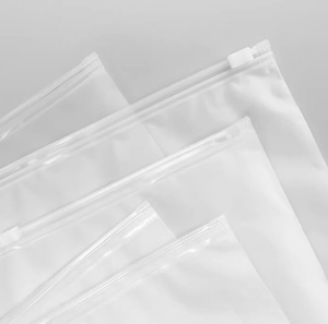 Sac en plastique PE transparent à fermeture éclair avec logo personnalisé pour le stockage durable des vêtements de la maison - Product Image 5