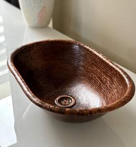 Cuencos tradicionales de cobre para rituales religiosos, hechos a mano con acabado martillado detallado. - Product Image 1