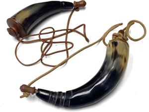 Cuerno de polvo de búfalo natural vikingo hecho a medida con cinturón de cuero y tapón de madera Recuerdo de estilo animal a precios de fábrica - Product Image 3