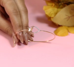 Bracelet de qualité supérieure en or fin 14 carats avec diamants Kada conçu pour les commandes en gros et les marchés B2B de luxe, moteur de croissance et d'innovation - Product Image 1