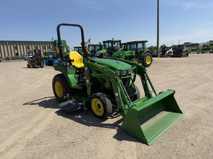 Tracteur utilitaire compact John Deere 2032R 31HP 4x4 à transmission hydrostatique, avec chargeur frontal, pelle arrière et tondeuse, prêt à l'emploi, moteur diesel. - Product Image 4