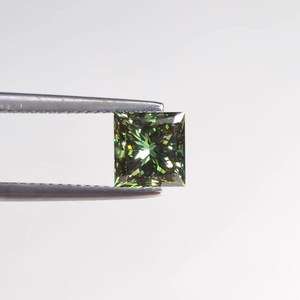 Diamante de corte princesa de 2 quilates, color verde intenso, cultivado en laboratorio para la fabricación de anillos, certificado por IGI, diamante suelto CVD, fabricante de la India. - Product Image 3