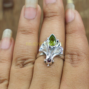 แหวนเพอริดอทสีเขียว แหวนโกเมนสีแดง แหวนเงินแท้ 925 แหวนดีไซน์ไม่ซ้ำใคร ทำด้วยมือ เครื่องประดับเพอริดอทและโกเมน ของขวัญวันวาเลนไทน์ - Product Image 3