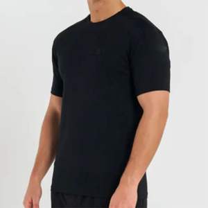 Camiseta de punto de poliéster 100% de corte regular para hombre, Manga corta negra con dobladillo recto, marca sutil, ecológica, antibolitas - Product Image 5