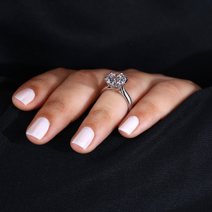 Anillo de Compromiso y Boda con Diamante Cultivado en Laboratorio de 4 Quilates, Corte Solitario, FVS1, para Mujer, Engaste de Garras - Product Image 4