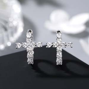 Pendientes Jeulia con Cruz y Corazón de Diamantes, Chapados en Oro de 14K, para Compromiso - Product Image 5
