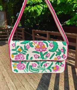 Sac à main de luxe fait main avec perles et une bandoulière solide - Product Image 1