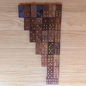 Jeu de dominos en bois artisanal, idéal pour le plaisir en famille, jeu pour deux joueurs, facile à transporter, jeu d'intérieur et cadeau pour les amateurs de jeux - Product Image 6