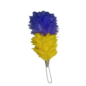 Pluma de gallina con colores de la bandera ucraniana, adornada con un diseño de patrón natural, diseñada para ser usada en decoraciones de boda. - Product Image 2