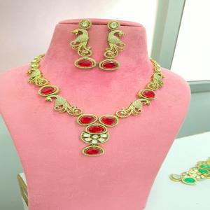 Ensemble de collier de qualité supérieure, design paon, belles boucles d'oreilles, bijoux minimalistes, parfaits pour les fonctions de mariage, les tenues de soirée - Product Image 1