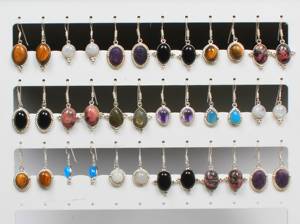 Boucles d'oreilles en pierres précieuses épaisses boucles d'oreilles faites à la main en cristal mélangé naturel pour femmes - Product Image 3