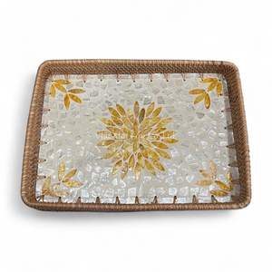 ถาดตกแต่งสไตล์โบฮีเมียนทำมือจากหวายฝังเปลือกหอยมุก ดีไซน์ยืดหยุ่น เป็นมิตรกับสิ่งแวดล้อม เหมาะสำหรับใช้บนโต๊ะในบ้าน - Product Image 1