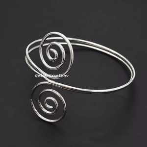 Pulsera de Metal con Flores Talladas Huecas para Mujer, Brazalete Ajustable, Joyería Coleccionable de Arte Moderno, Venta Al por Mayor - Product Image 3