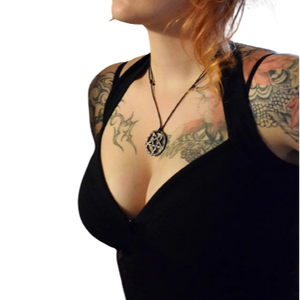 Petit pendentif amulette pentagramme en fer forgé noir disponible avec des runes viking personnalisées vendues avec du cuir de renne - Product Image 1