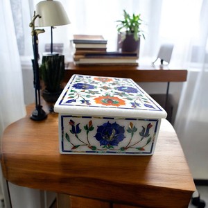 Caja decorativa de mármol blanco con incrustaciones de flores Piedras preciosas semipreciosas Baratija Regalos de almacenamiento - Product Image 1
