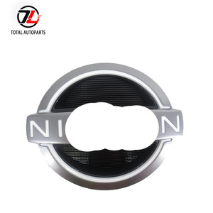 Emblema Decorativo para Parrilla de Radiador OEM 62890-9BU1A para Nissan Frontier 2022-2025 - Product Image 1