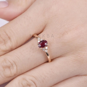 Bague en or rose massif 14K rubis et grappe de Moisaanite avec centre 4*6mm taille ovale rubis de laboratoire fabriqué à la main en Inde - Product Image 6