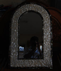 Miroir de style luxueux avec cadre en coquillage perlé, motif de mosaïque artistique Bombee avec cadre en miroir - Product Image 4