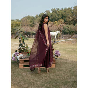 Ensemble IZEL 3 pièces : chemise en mousseline brodée, dupatta en tissu Khaadi brodé et pantalon, tenues pour femmes indiennes et pakistanaises - Product Image 3