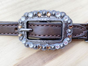 Ensemble de harnais western en cuir pour cheval avec des franges rouges colorées et une bride et une poitrail en cuir travaillés à la main - Product Image 4