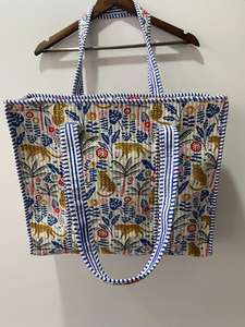 Bolsa de Mano Grande de Algodón Hecha a Mano, Acolchada en Turquesa con Bordado Rojo, Cierre de Cremallera, Moderna para Uso Diario y Viajes - Product Image 4