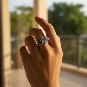 Bague en argent 925 avec chalcédoine bleue pour femmes, coupe ovale délicate, bijoux fins et élégants, plaqué rhodium avec sertissage raffiné - Product Image 1