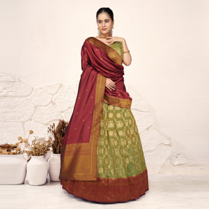 Lehenga Choli de Seda Banarasi Heritage con Bordado Jacquard Fino y Dupatta de Borde Rico para Bodas y Diwali - Sin Arrugas - Product Image 3