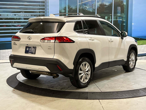 Toyota Corolla Cross LE AWD 2023 d'occasion, couleur blanc cassé, conduite à gauche, sièges chauffants, boîte automatique, jantes en alliage, système de navigation - Product Image 3