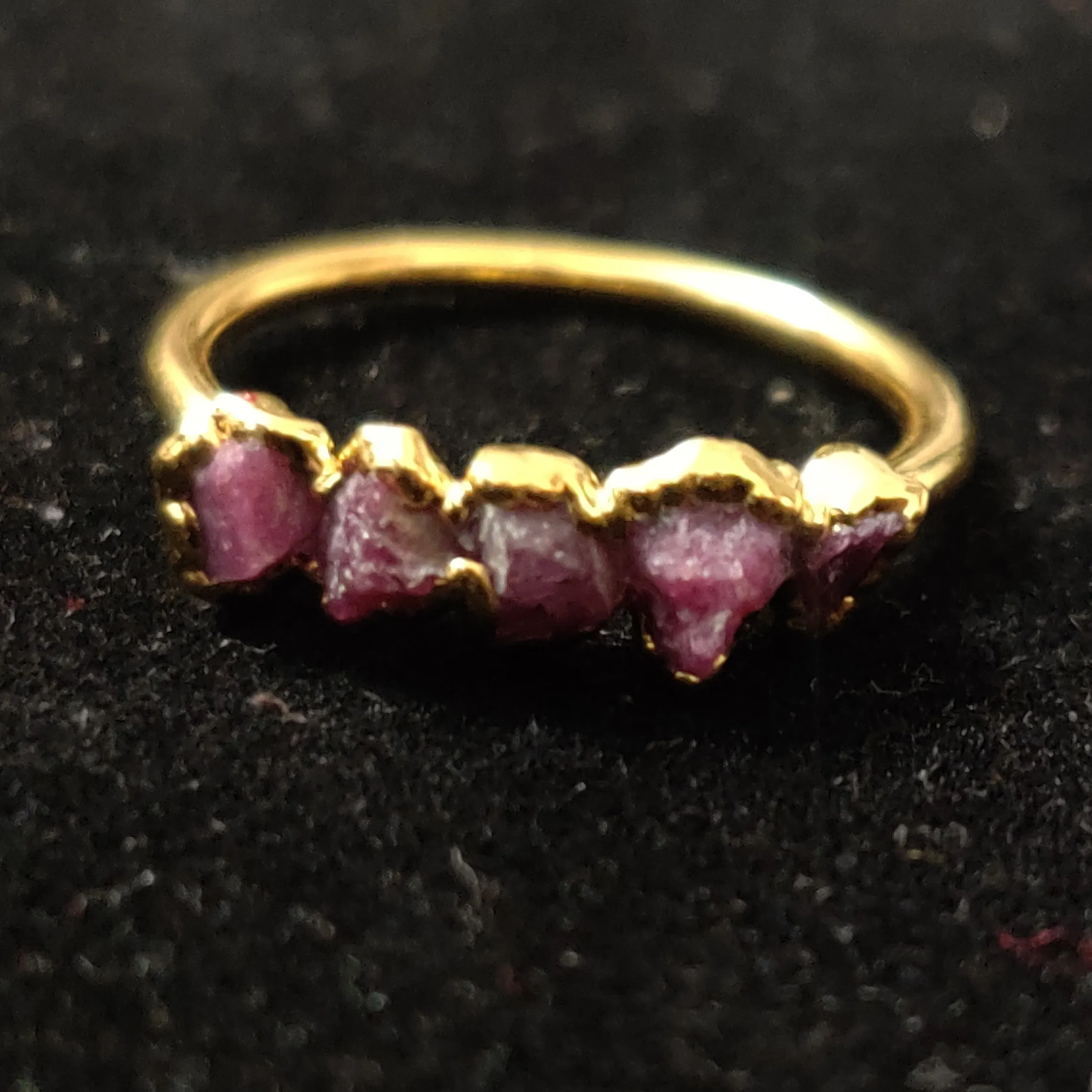 100% Natural Ruby Rough 5 piedras preciosas oro galvanizado minimalista anillo tamaño EE. UU. 7 minimalista natural áspero 18K anillo chapado en oro