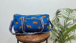 Bolsa de lona de algodón acolchada con estampado de guepardo azul amarillo cinturón largo desmontable duradero de lujo deportivo Weekender - Product Image 5