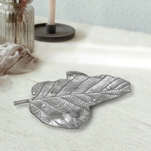 Bandeja de servicio de mesa de aluminio decorativa de la mejor calidad del último diseño para fiestas y bodas fabricada en India - Product Image 1
