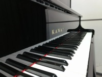 Piano vertical Kawai US50 en stock, envío rápido. Piano vertical resistente para uso a largo plazo, para escenario y estudio, de segunda mano.