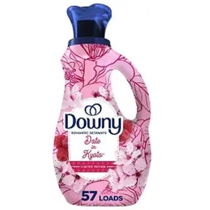 Suavizante de Telas Líquido Downy Romantic Getaways, Aroma a Cita en Kioto, 38 fl oz, 57 Lavados - Product Image 1
