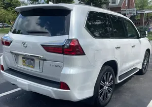 Lexus LX 570 2021 en parfait état - Product Image 3