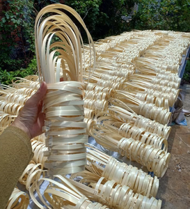 Porte-gobelet artisanal en bambou du Vietnam offrant une organisation efficace des boissons avec une structure minimaliste et lisse, idéal pour une utilisation optimale - Product Image 4