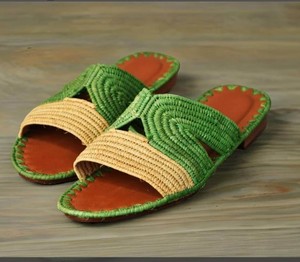 Sandalias de rafia verde artesanal con detalles en Beige | Calzado plano de mujer hecho a mano - Product Image 1