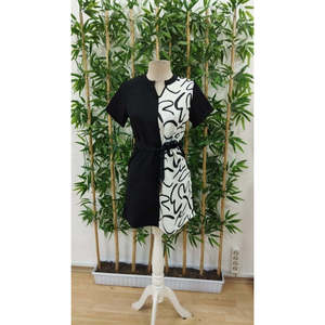 Vestido de satén con cinturón, estampado bicolor, cuello en V y manga corta para mujer, 36559 - Negro - Product Image 5