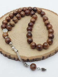 Tasbih de madera de estilo clásico que ofrece un agarre cómodo y cuentas equilibradas para sesiones de oración prolongadas. - Product Image 4
