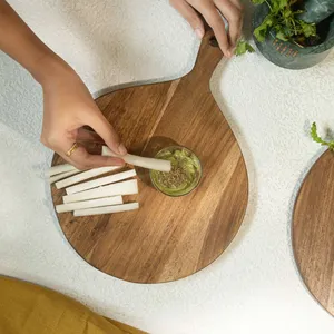 Venta directa de fábrica Tabla de cortar regular de madera de acacia y bambú con mango automático para uso en cocina Mayorista Cantidad a granel - Product Image 3